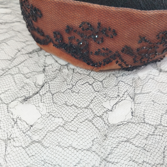 1930s Pill Bottle Hat Crushed Velvet Hat, Black Crinoline Veil, Vtg Pillbox Hat - Picture 10 of 11